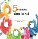 Cinq oiseaux dans le nid